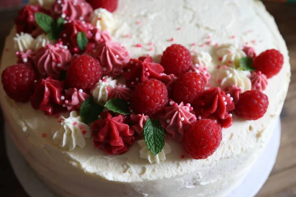 Bolo Aniversário Com Creme Framboesas Frescas — Fotografia de Stock