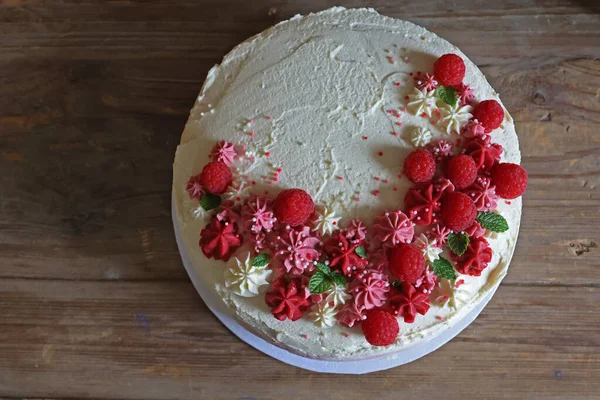 Bolo Aniversário Com Creme Framboesas Frescas — Fotografia de Stock