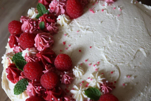 Bolo Aniversário Com Creme Framboesas Frescas — Fotografia de Stock