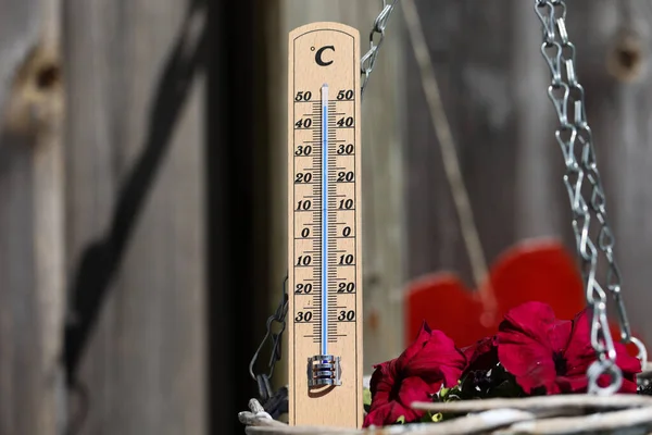 Termómetro Muestra Altas Temperaturas Día Caluroso Verano — Foto de Stock