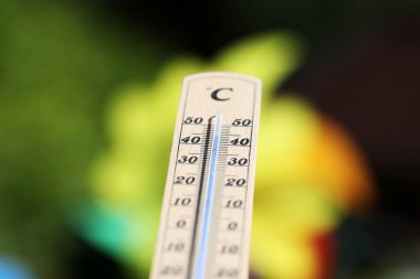 Termometre, sıcak bir yaz gününde yüksek sıcaklıklar gösteriyor..