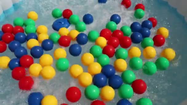 Bolas Multicolores Flotan Agua Burbujeante Una Piscina Inflable — Vídeos de Stock