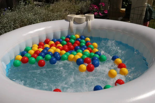 Bolas Multicoloridas Flutuam Água Borbulhante Uma Piscina Inflável — Fotografia de Stock