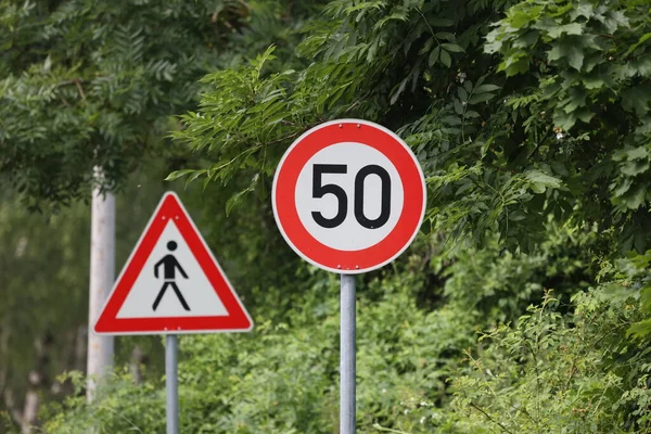 Rund hastighet begränsa vägskylt på vägen. 50 km / h — Stockfoto