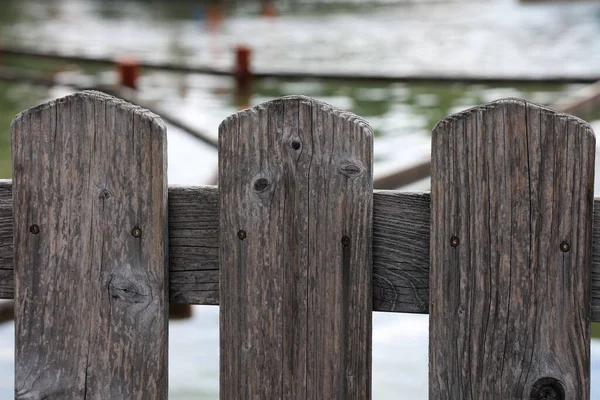 Clôture en bois gris près dans le parc — Photo
