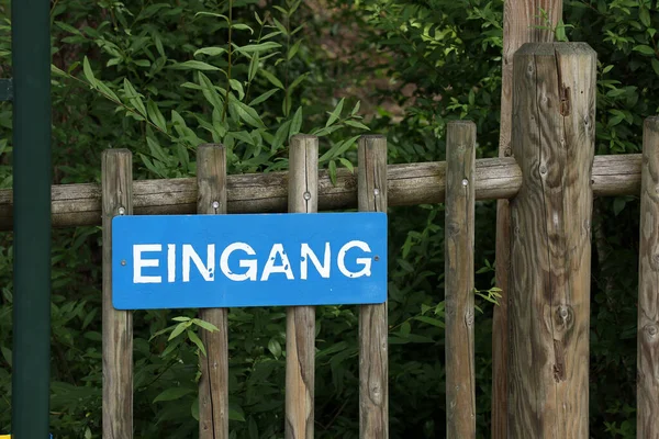 Almanca bir ahşap çite imza atın - Giriş — Stok fotoğraf