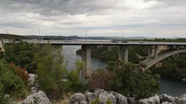 Hırvatistan 'daki KRKa Nehri üzerindeki otoyol köprüsü