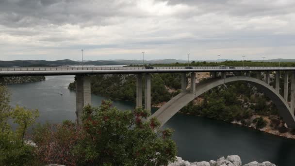 Autobahnbrücke über den Fluss KRKa in Kroatien — Stockvideo