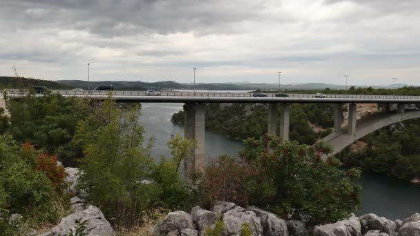 Autópálya híd a KRKa folyó felett Horvátországban — Stock videók