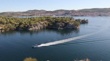 Sibenik yakınlarındaki St. Anthony kanalı boyunca bir motorlu tekne gidiyor.