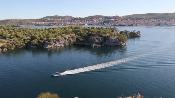 Un bateau à moteur longe le canal Saint-Antoine près de Sibenik — Video
