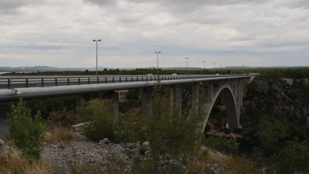 克罗地亚Krka河上的高速公路桥 — 图库视频影像