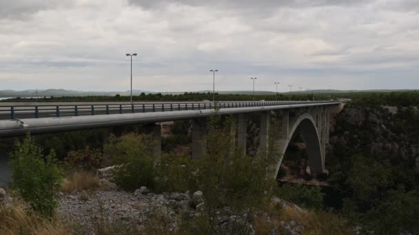 克罗地亚KRKa河上的高速公路桥 — 图库视频影像