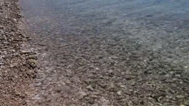 Saf berrak deniz suyu sabah güneşinde parıldar.