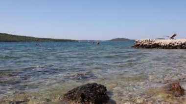 Deniz dalgaları kayalık sahillere vurur.