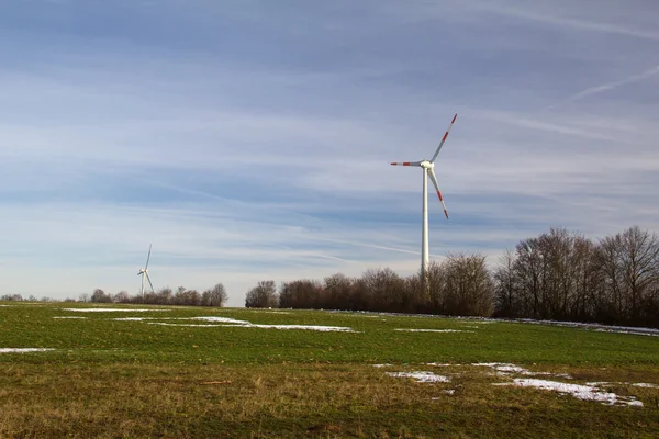 Väderkvarn generator i brett gård — Stockfoto