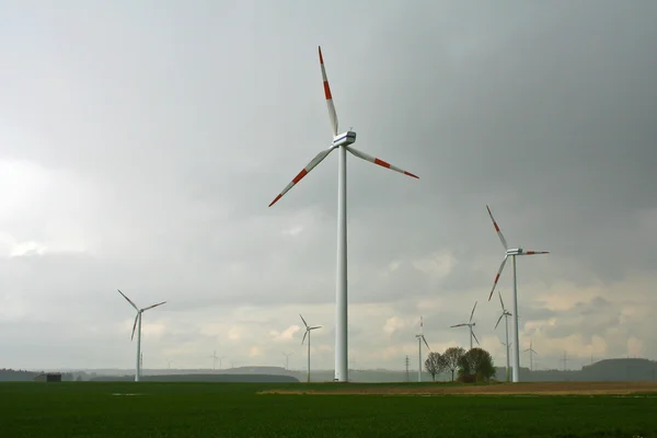 Gerador de moinho de vento em pátio largo — Fotografia de Stock