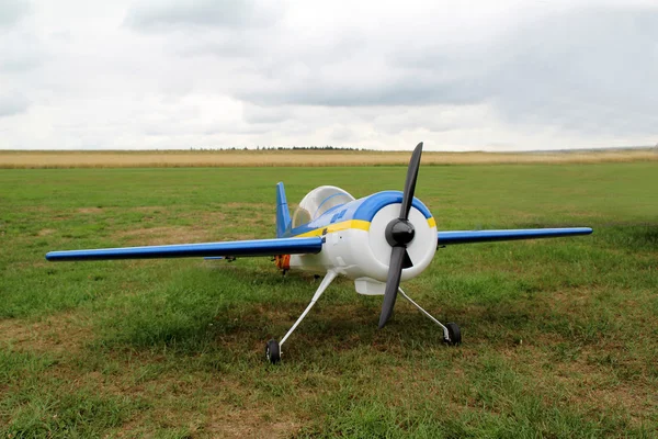 Μοντέλο αεροπλάνου / ραδιο ελεγχόμενο πρότυπο αεροπλάνο έτοιμο για απογείωση. — Φωτογραφία Αρχείου