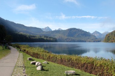 Hohenschwangau Gölü ile Almanya'da Bavyera Alpleri