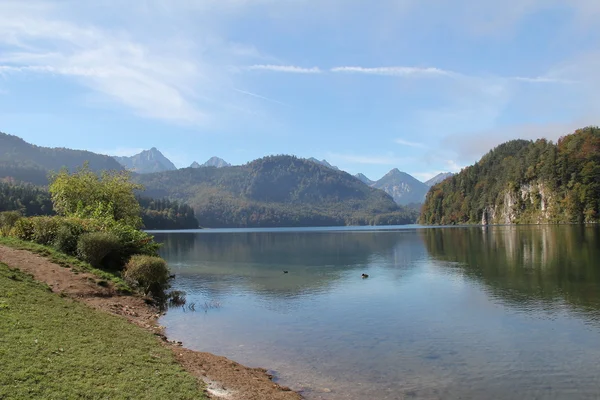 Beau lac de montagne dans les Alpes — Photo