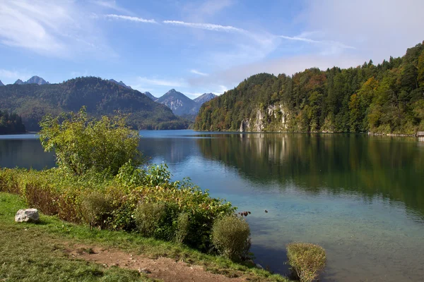 Beau lac de montagne dans les Alpes — Photo