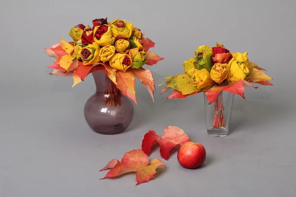 Herbst Stillleben / hausgemachte Rosen aus Herbstblättern. — Stockfoto