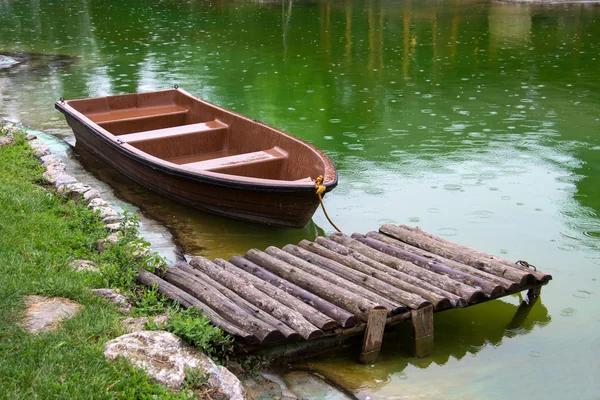 Miejsce do cumowania łodzi / łodzie zacumowane w deszczowe lato. — Zdjęcie stockowe