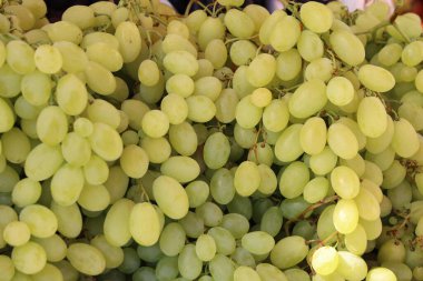 Tatlı üzümler pazarda satılır..