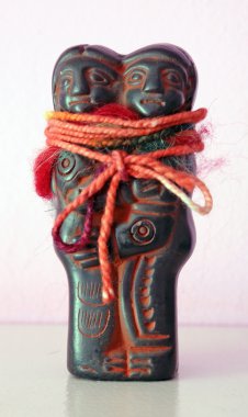 İki dize heykelcik Cadılar Matket La Paz Bolivya üzerinden ile bağlı kucaklama içinde