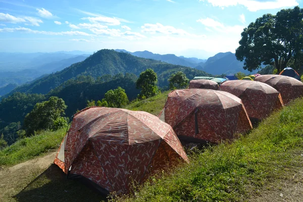 Montar uma tenda na montanha — Fotografia de Stock