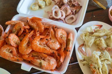 akşam yemeği için taze deniz ürünleri