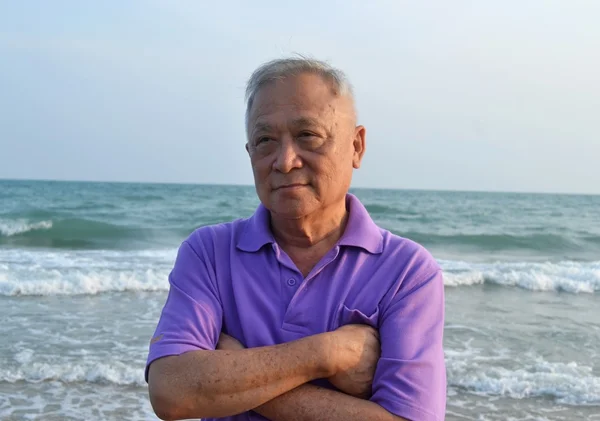 yaşlı adam sahilde