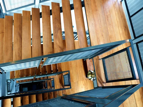 Bina ahşap merdiven