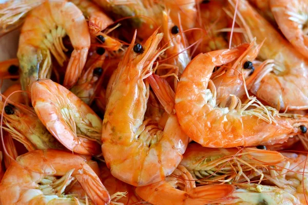 Buğulanmış karides yemek