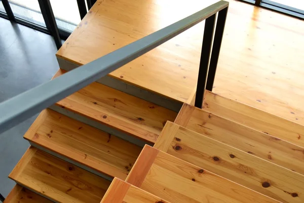 Escaleras de madera en casa —  Fotos de Stock