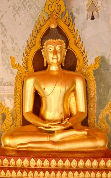 Buda heykeli tapınakta.