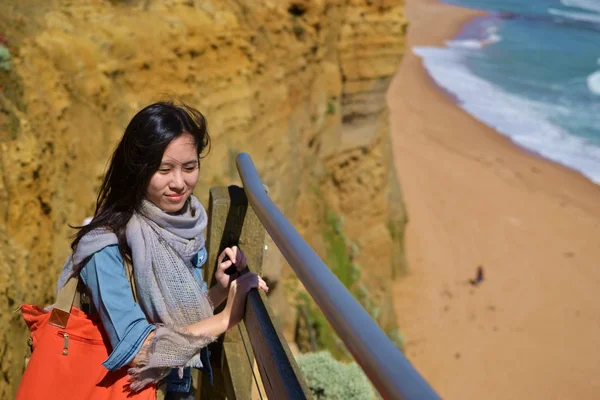 Doğal seyahat eden kız