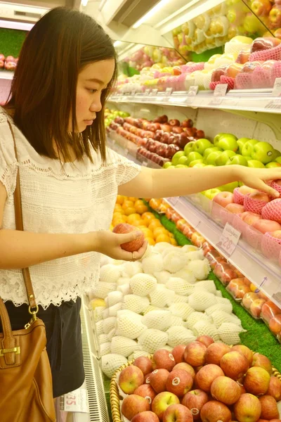 süpermarkette alışveriş kız