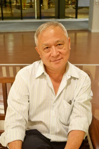 Gülümseyen yaşlı adam 