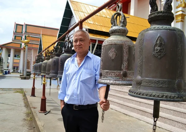 Tapınağın büyük çan adamla