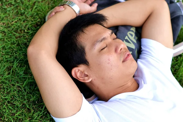 çimenlerin üzerinde uyuyan adam