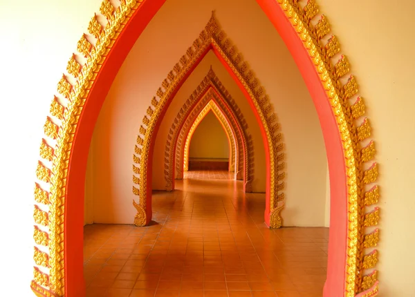 Tapınağın tasarlanmış kapı