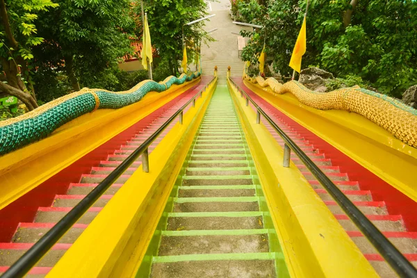 Tapınağı'nda uzun renkli merdiven