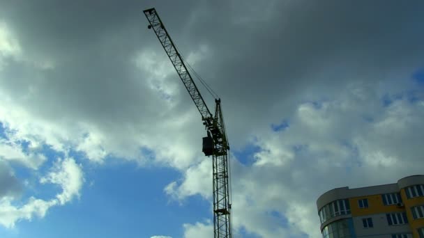 Chantier de construction avec grue et bâtiment — Video