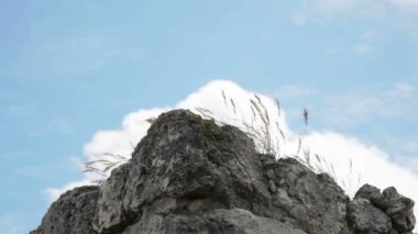 Kayaların üzerinde bulutlar