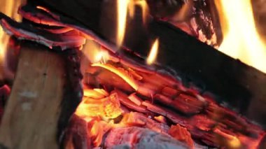 şömine ve ahşap yakma görüntüyü kapat