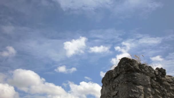Облака над скалами — стоковое видео