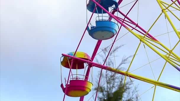 Ferris Roda de cor brilhante sobre um fundo branco — Vídeo de Stock