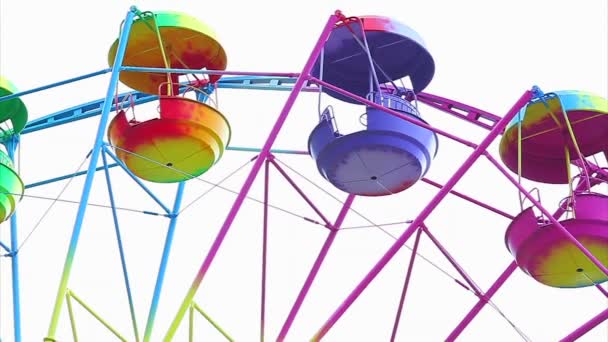 Riesenrad in heller Farbe auf weißem Hintergrund — Stockvideo