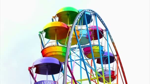 Grande Roue de couleur vive sur fond blanc — Video